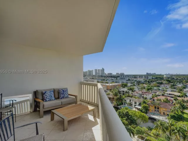 3-bedroom condo for sale in Aventura - 1000 E Island Blvd 1403 - MondialRealty
