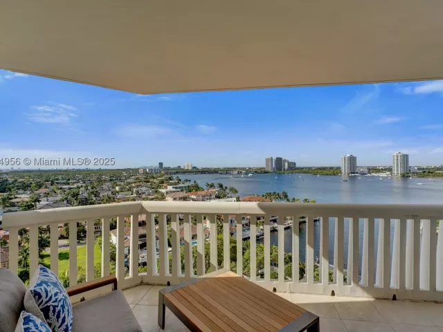 3-bedroom condo for sale in Aventura - 1000 E Island Blvd 1403 - MondialRealty