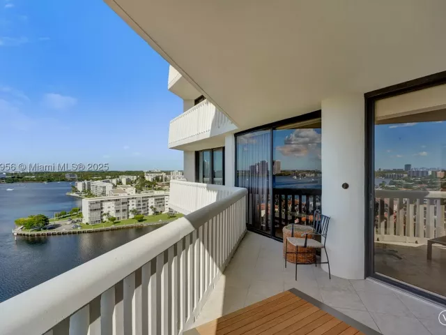 3-bedroom condo for sale in Aventura - 1000 E Island Blvd 1403 - MondialRealty
