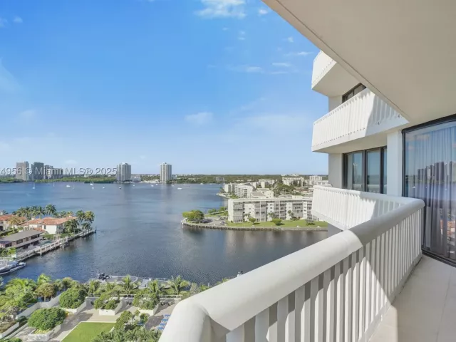 3-bedroom condo for sale in Aventura - 1000 E Island Blvd 1403 - MondialRealty