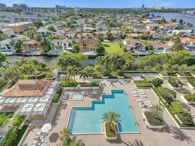 3-bedroom condo for sale in Aventura - 1000 E Island Blvd 1403 - MondialRealty