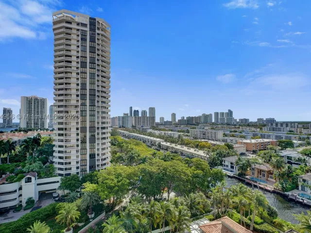 3-bedroom condo for sale in Aventura - 1000 E Island Blvd 1403 - MondialRealty