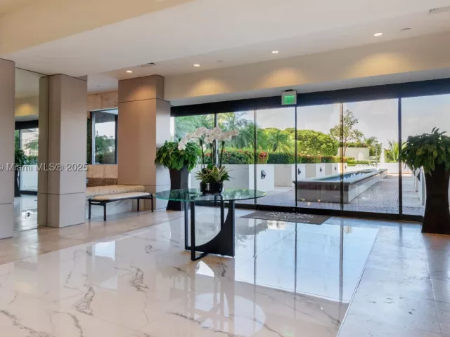 3-bedroom condo for sale in Aventura - 1000 E Island Blvd 1403 - MondialRealty