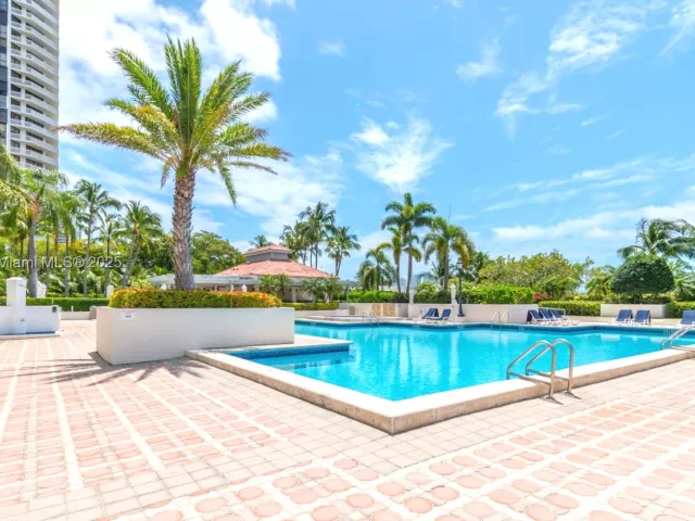 3-bedroom condo for sale in Aventura - 1000 E Island Blvd 1403 - MondialRealty
