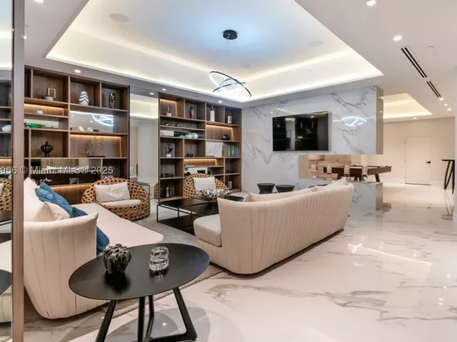 3-bedroom condo for sale in Aventura - 1000 E Island Blvd 1403 - MondialRealty