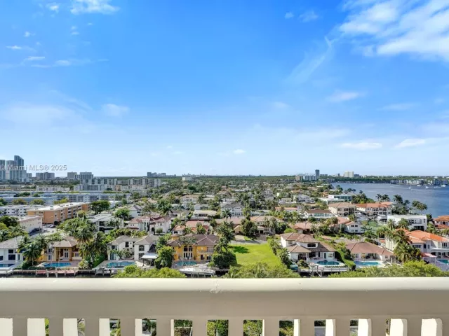 3-bedroom condo for sale in Aventura - 1000 E Island Blvd 1403 - MondialRealty