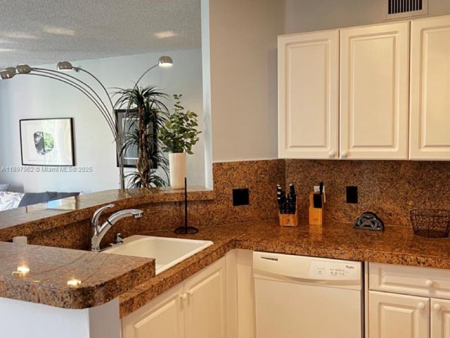 Apartment for rent  Unit # - photo 7446287