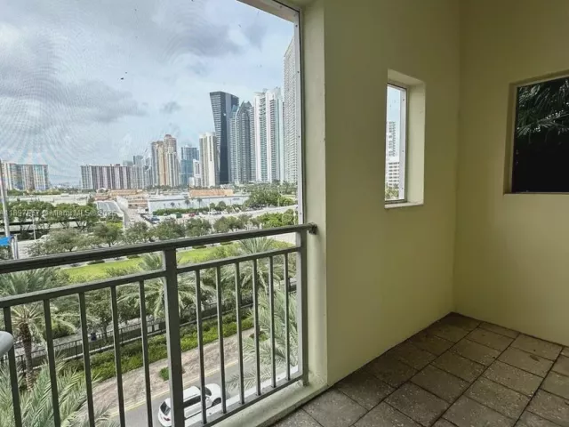 4-bedroom condo for sale in Sunny Isles Beach - 150 Sunny Isles Blvd 1-UPH1 - MondialRealty