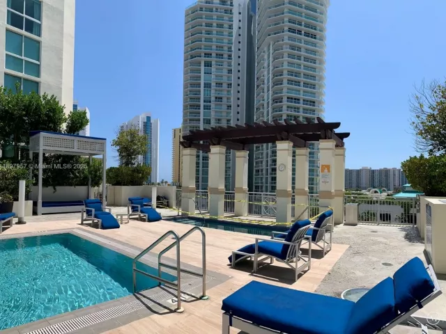 4-bedroom condo for sale in Sunny Isles Beach - 150 Sunny Isles Blvd 1-UPH1 - MondialRealty
