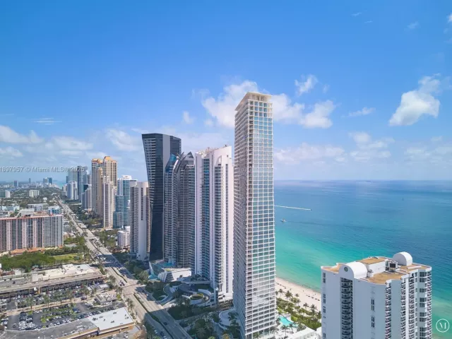 4-bedroom condo for sale in Sunny Isles Beach - 150 Sunny Isles Blvd 1-UPH1 - MondialRealty
