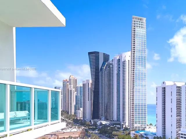 4-bedroom condo for sale in Sunny Isles Beach - 150 Sunny Isles Blvd 1-UPH1 - MondialRealty