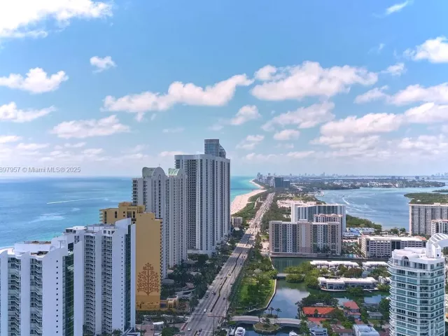 4-bedroom condo for sale in Sunny Isles Beach - 150 Sunny Isles Blvd 1-UPH1 - MondialRealty
