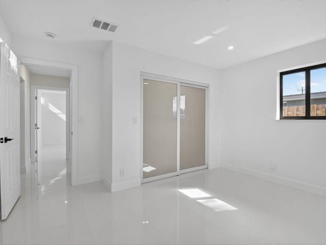 Home for rent at 513 Lindell Boulevard - photo 6673846