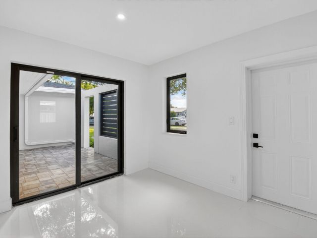 Home for rent at 513 Lindell Boulevard - photo 6673849