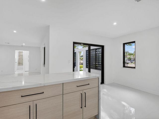 Home for rent at 513 Lindell Boulevard - photo 6673850