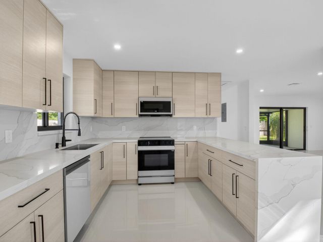 Home for rent at 513 Lindell Boulevard - photo 6673851