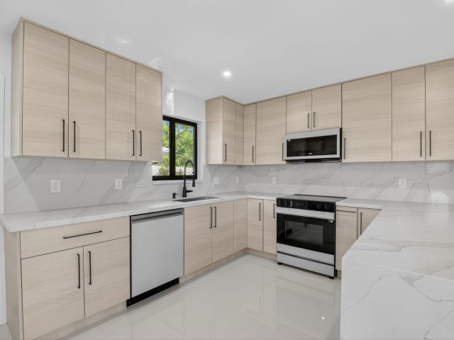 Home for rent at 513 Lindell Boulevard - photo 6673852