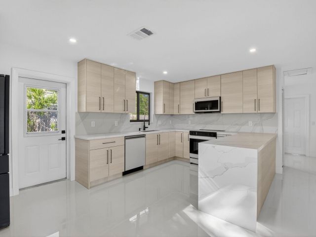 Home for rent at 513 Lindell Boulevard - photo 6673853