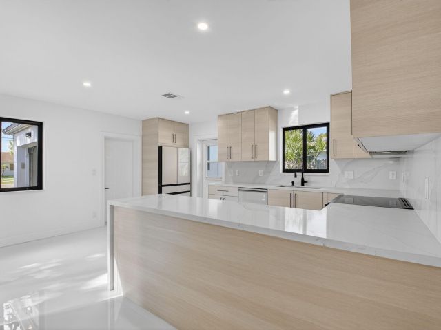 Home for rent at 513 Lindell Boulevard - photo 6673854