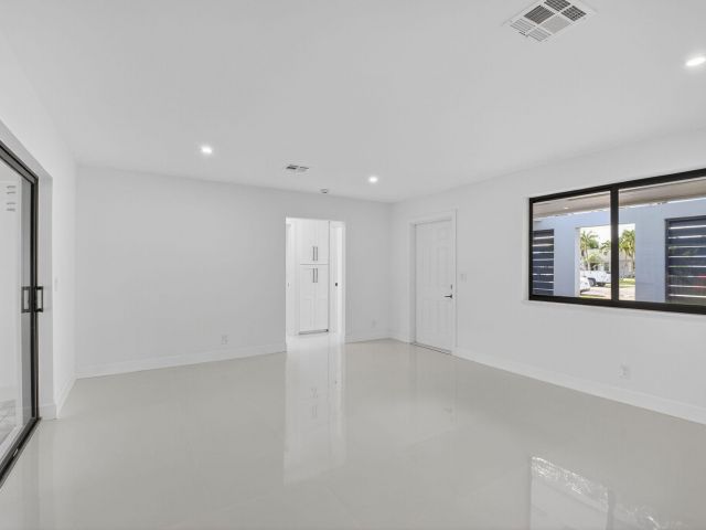 Home for rent at 513 Lindell Boulevard - photo 6673855