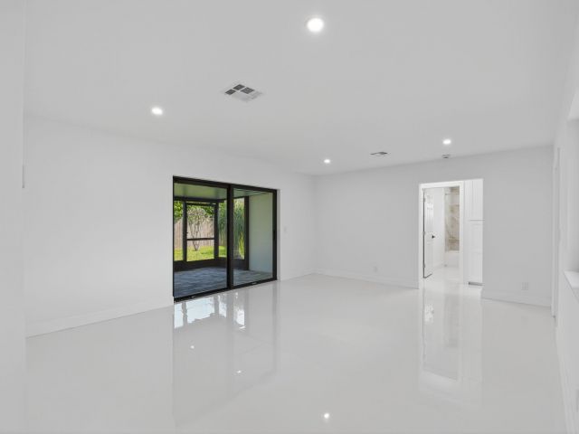 Home for rent at 513 Lindell Boulevard - photo 6673856