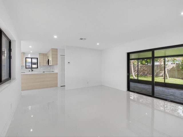 Home for rent at 513 Lindell Boulevard - photo 6673857