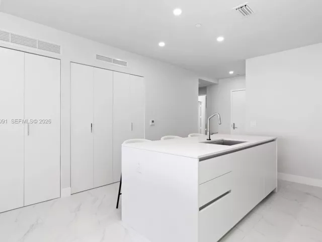 2-bedroom condo for sale in Miami - 700 NE 24th St 4002 - MondialRealty