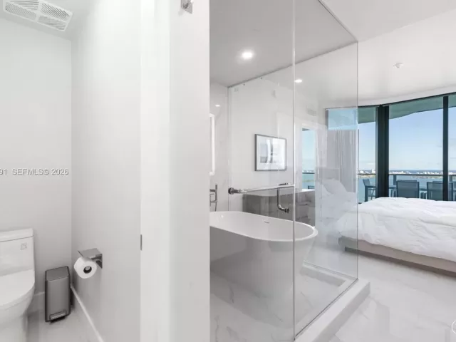 2-bedroom condo for sale in Miami - 700 NE 24th St 4002 - MondialRealty