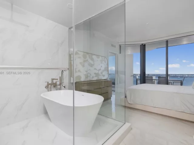 2-bedroom condo for sale in Miami - 700 NE 24th St 4002 - MondialRealty