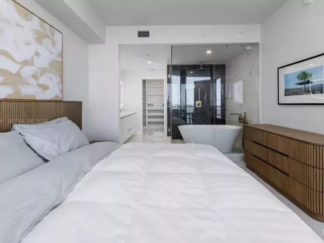 2-bedroom condo for sale in Miami - 700 NE 24th St 4002 - MondialRealty