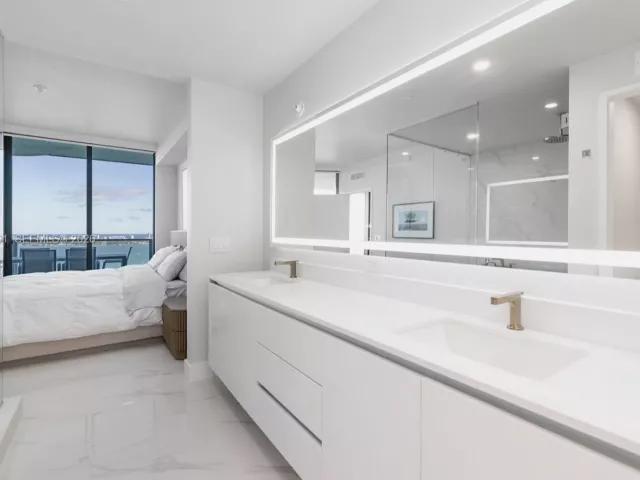 2-bedroom condo for sale in Miami - 700 NE 24th St 4002 - MondialRealty
