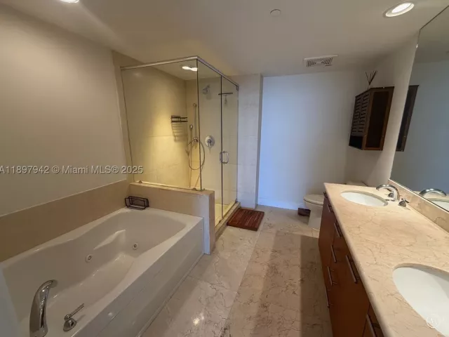 2-bedroom condo for sale in Miami - 50 Biscayne Blvd 5211 - MondialRealty