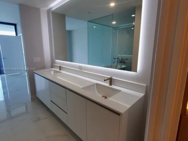 4-bedroom condo for rent in Miami - 700 NE 24th Street 1101 - MondialRealty