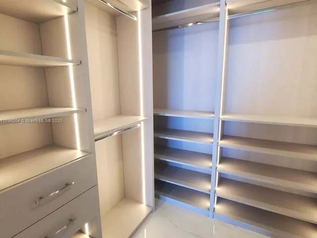 4-bedroom condo for rent in Miami - 700 NE 24th Street 1101 - MondialRealty