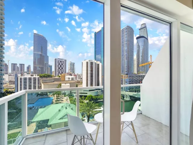 1-bedroom condo for sale in Miami - 41 SE 5th St 1003 - MondialRealty