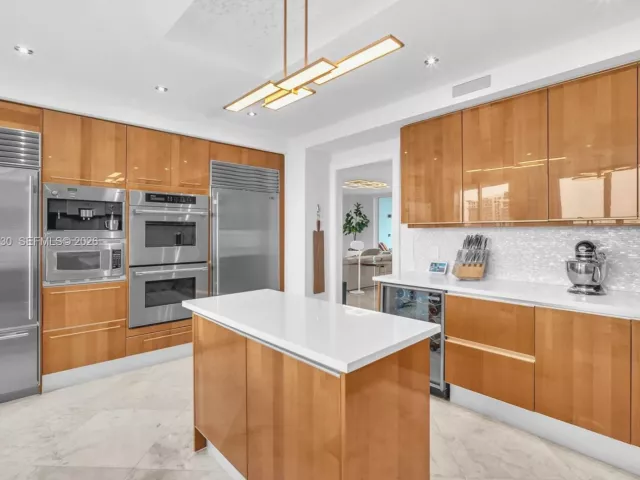 3-bedroom condo for sale in Fort Lauderdale - 333 Las Olas Way 3706 - MondialRealty