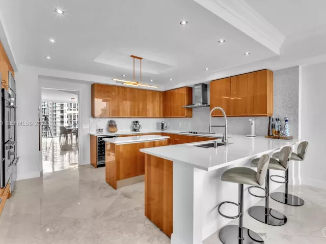 3-bedroom condo for sale in Fort Lauderdale - 333 Las Olas Way 3706 - MondialRealty