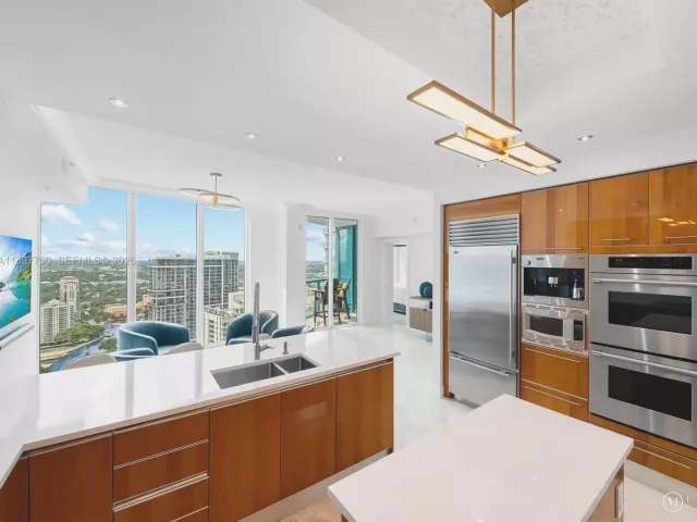 3-bedroom condo for sale in Fort Lauderdale - 333 Las Olas Way 3706 - MondialRealty