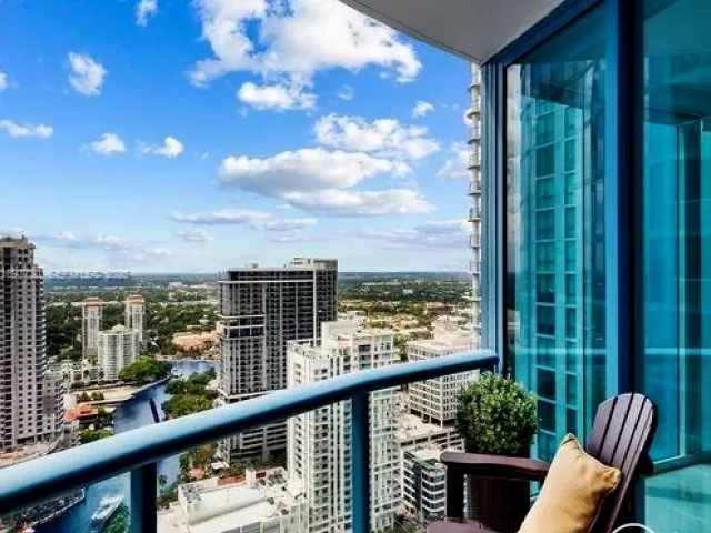 3-bedroom condo for sale in Fort Lauderdale - 333 Las Olas Way 3706 - MondialRealty