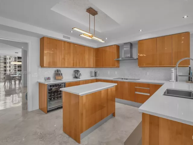 3-bedroom condo for sale in Fort Lauderdale - 333 Las Olas Way 3706 - MondialRealty