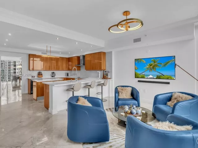 3-bedroom condo for sale in Fort Lauderdale - 333 Las Olas Way 3706 - MondialRealty
