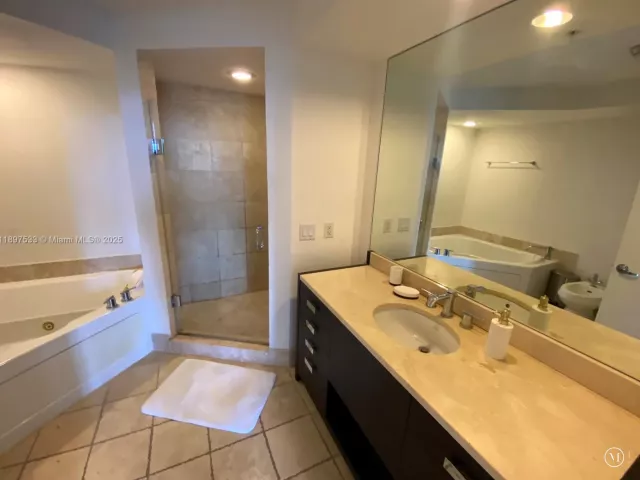 1-bedroom condo for sale in Sunny Isles Beach - 18201 Collins Ave 708 - MondialRealty