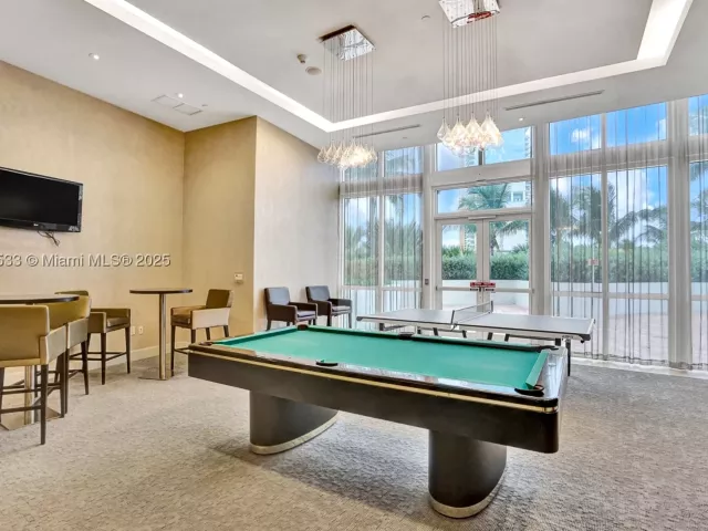 1-bedroom condo for sale in Sunny Isles Beach - 18201 Collins Ave 708 - MondialRealty