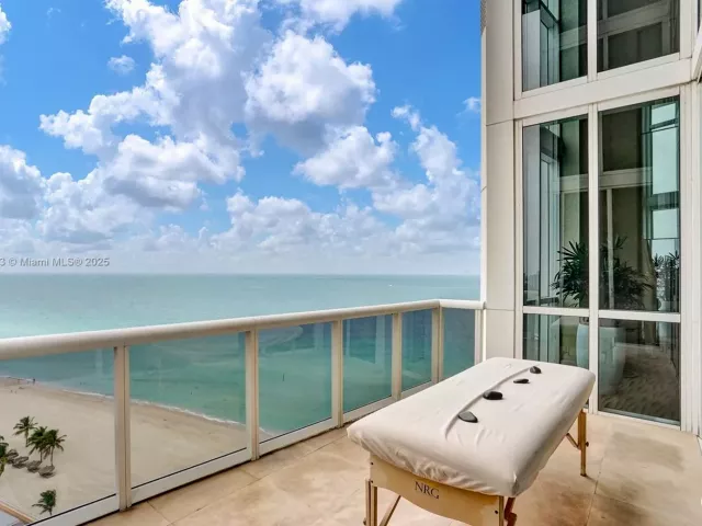 1-bedroom condo for sale in Sunny Isles Beach - 18201 Collins Ave 708 - MondialRealty