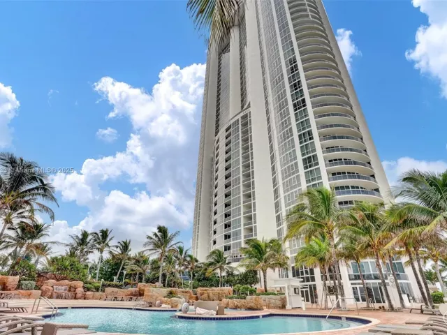 1-bedroom condo for sale in Sunny Isles Beach - 18201 Collins Ave 708 - MondialRealty