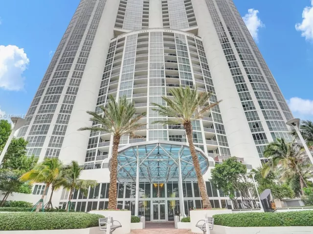 1-bedroom condo for sale in Sunny Isles Beach - 18201 Collins Ave 708 - MondialRealty