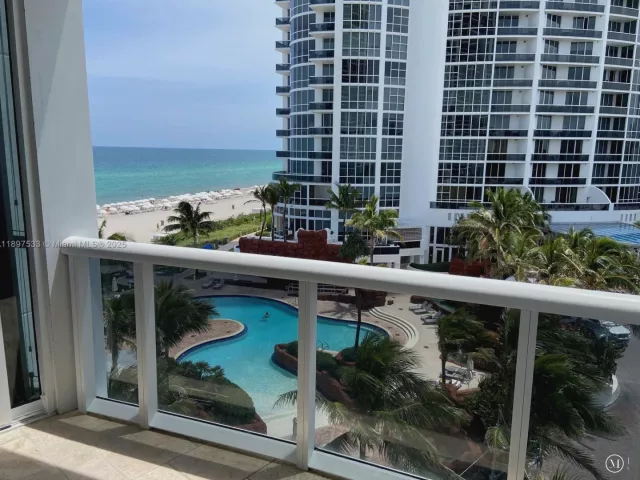 1-bedroom condo for sale in Sunny Isles Beach - 18201 Collins Ave 708 - MondialRealty