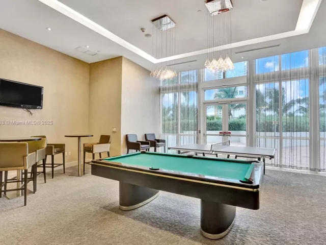 1-bedroom condo for sale in Sunny Isles Beach - 18201 Collins Ave 708 - MondialRealty