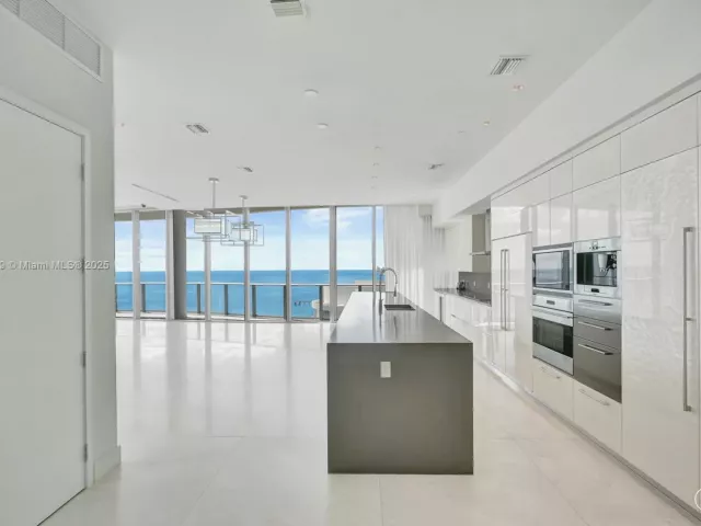 3-bedroom condo for sale in Sunny Isles Beach - 17475 Collins Ave 2302 - MondialRealty