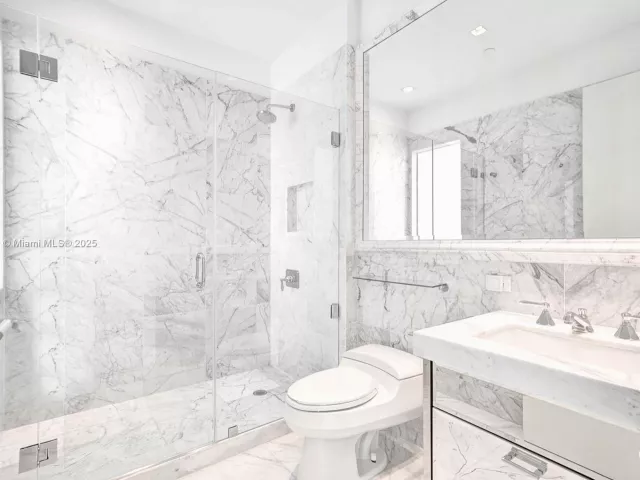 3-bedroom condo for sale in Sunny Isles Beach - 17475 Collins Ave 2302 - MondialRealty